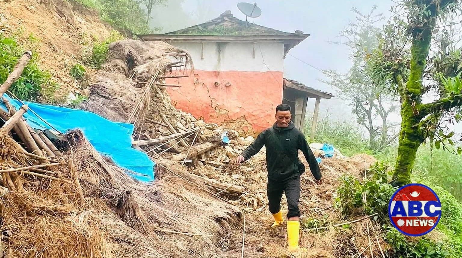 बडिगाडमा पहिरोले घर र गोठमा क्षति, दुई परिवार जोखिममा - Image 2