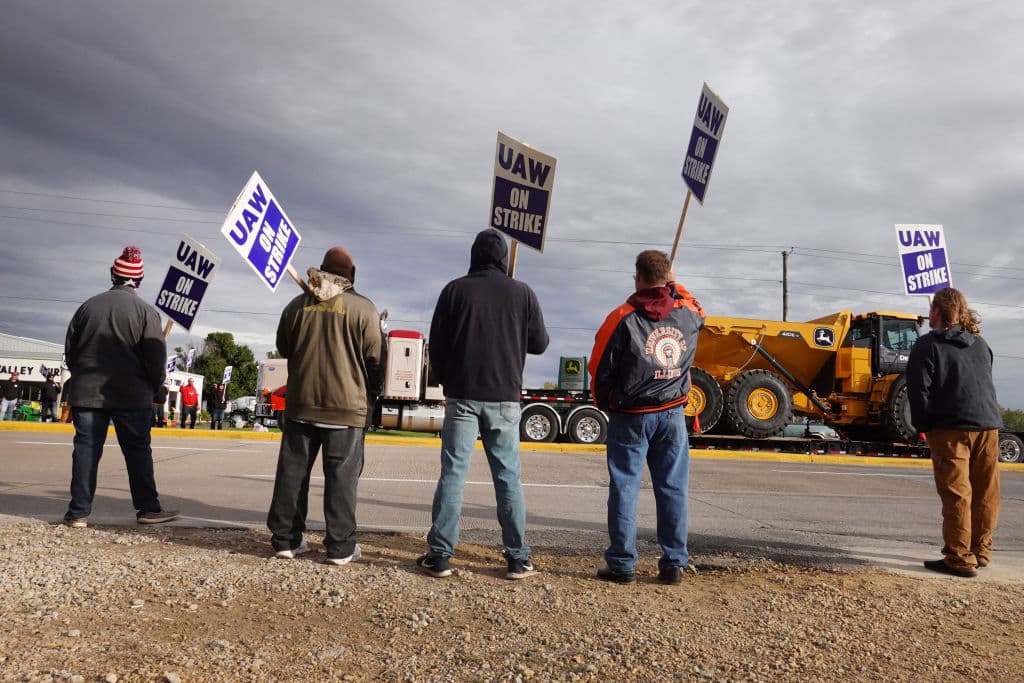 John Deere Workers to Vote on Contract Extension Proposal - Image 1