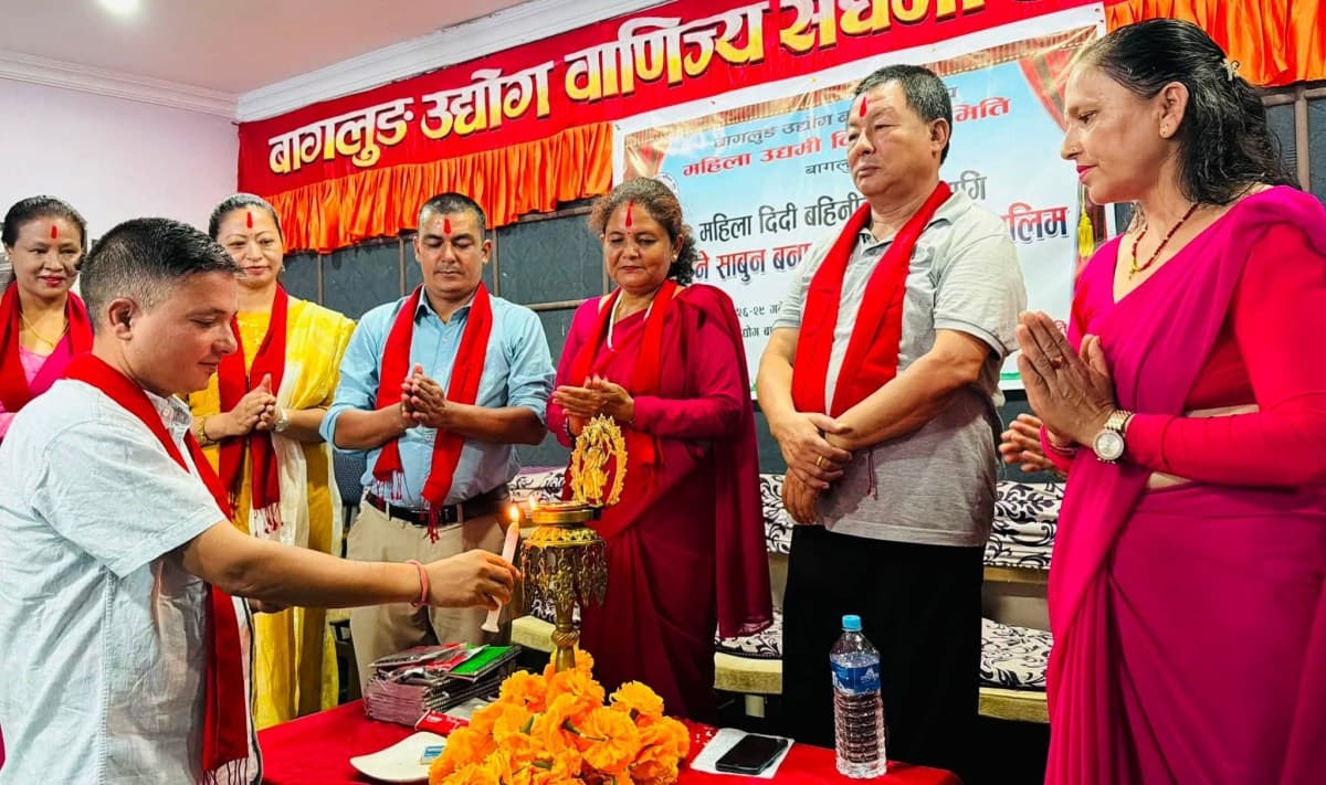 बागलुङका २५ महिला उद्यमीलाई साबुन तथा सरफ बनाउने तालिम - Image 1