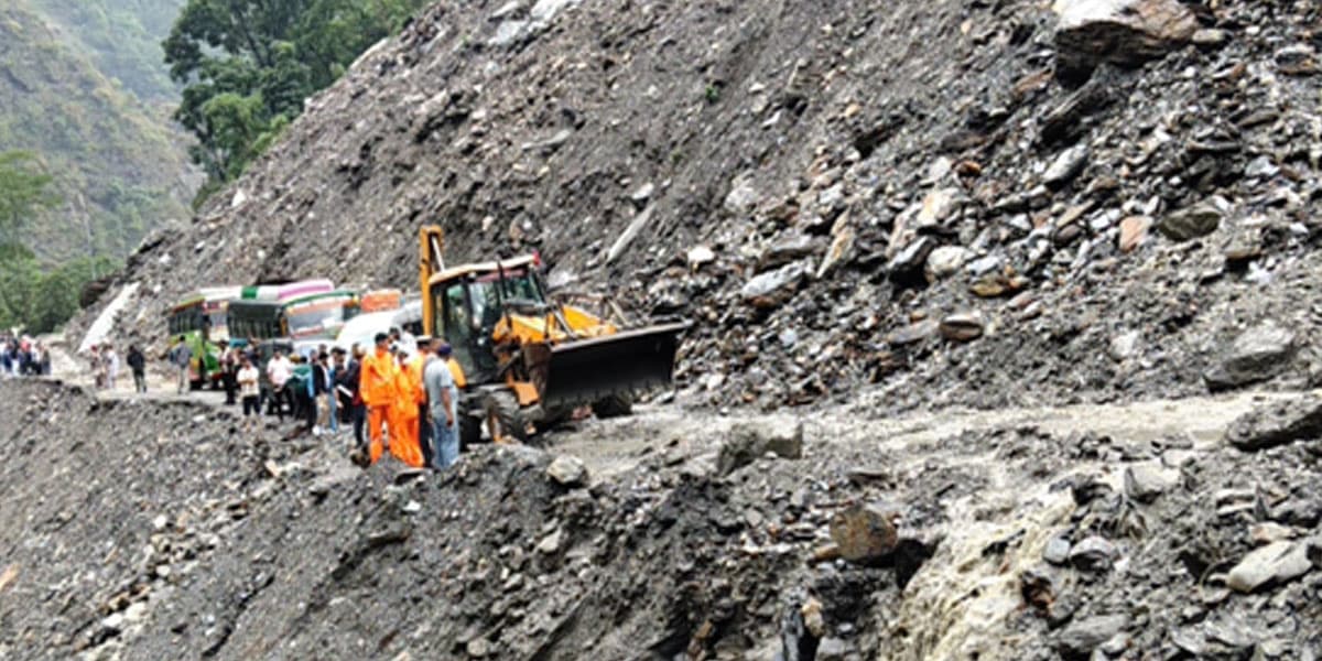 लगातारको वर्षाले देशभरका विभिन्न सडक अवरुद्ध, यातायात प्रभावित - Image 1