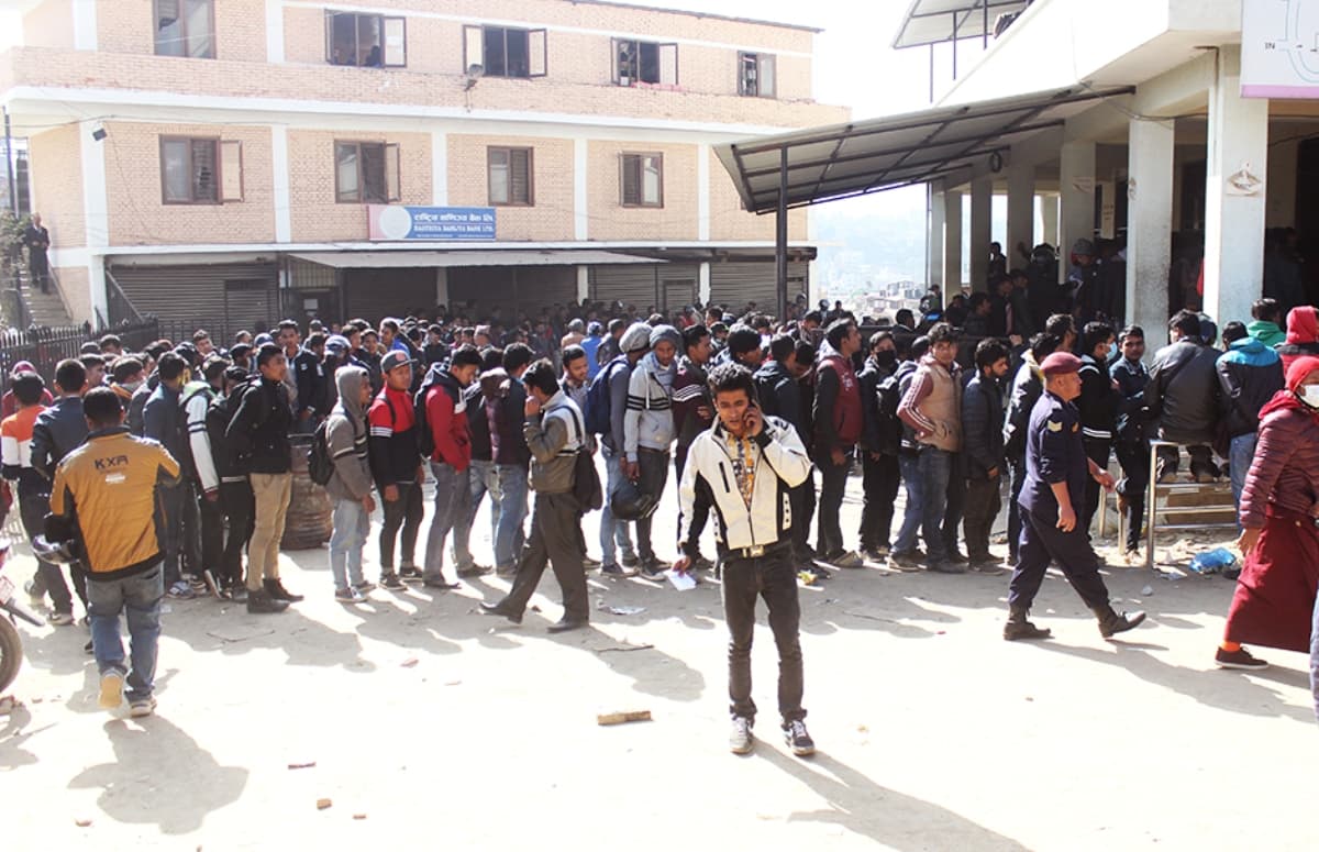 २० दिनदेखि ठप्प चालक अनुमति प्रणाली : परीक्षणविनाको नयाँ सफ्टवेयरले देशभर यातायात सेवा अवरुद्ध - Image 1