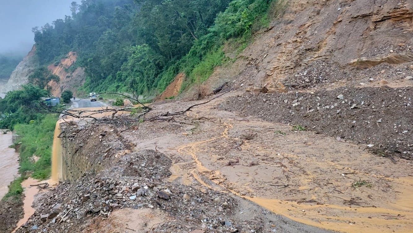 Intense rainfall causes substantial road blockages in various regions - Image 1