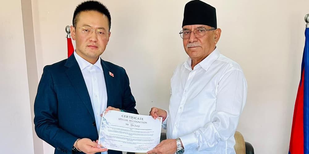 सगरमाथा र ल्होत्सेको सफल आरोहण गर्ने चिनियाँ आरोहीलाई प्रचण्डको सम्मान - Image 2