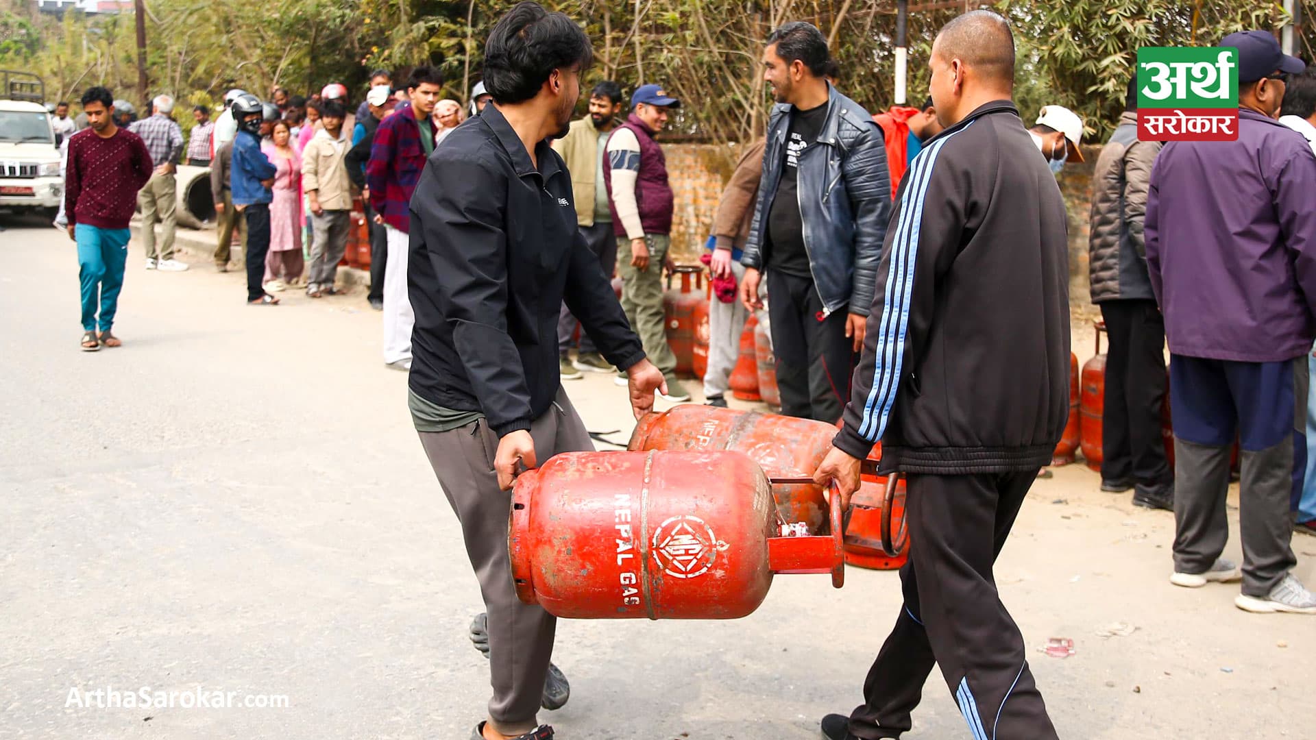 ग्यासको कालोबजारी रोक्न ग्यास डिपोमा सादा पोसाकका प्रहरी परिचालन ! - Image 1