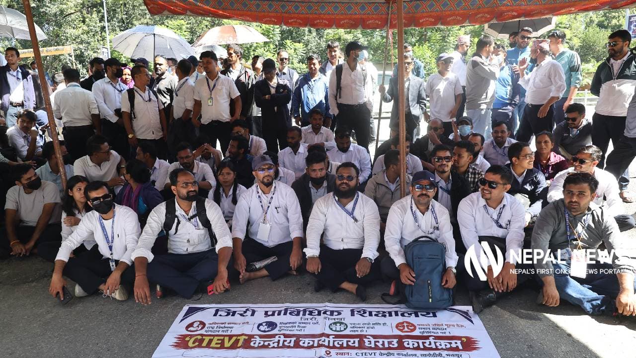 सीटीईभीटीका करार तथा ज्यालादारी श्रमिकद्वारा केन्द्रीय कार्यालय घेराउ [फोटो फिचर] - Image 1