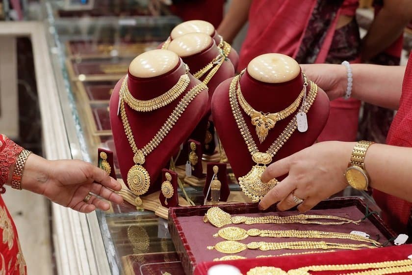 श्रमदानबाट सडक सुरक्षित बनाउन जुटे स्थानीय - Image 30