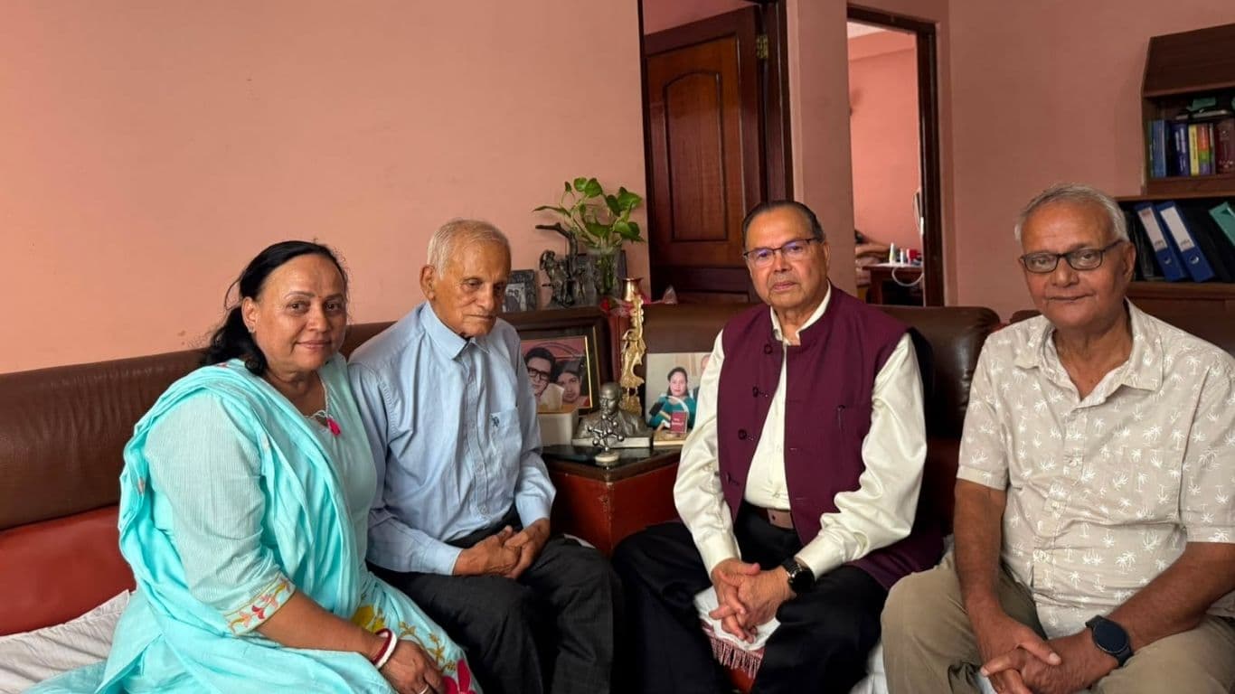 झलनाथ खनाल र मोहनविक्रम सिंहबीच राष्ट्रिय राजनीतिक अवस्थाबारे छलफल - Image 1