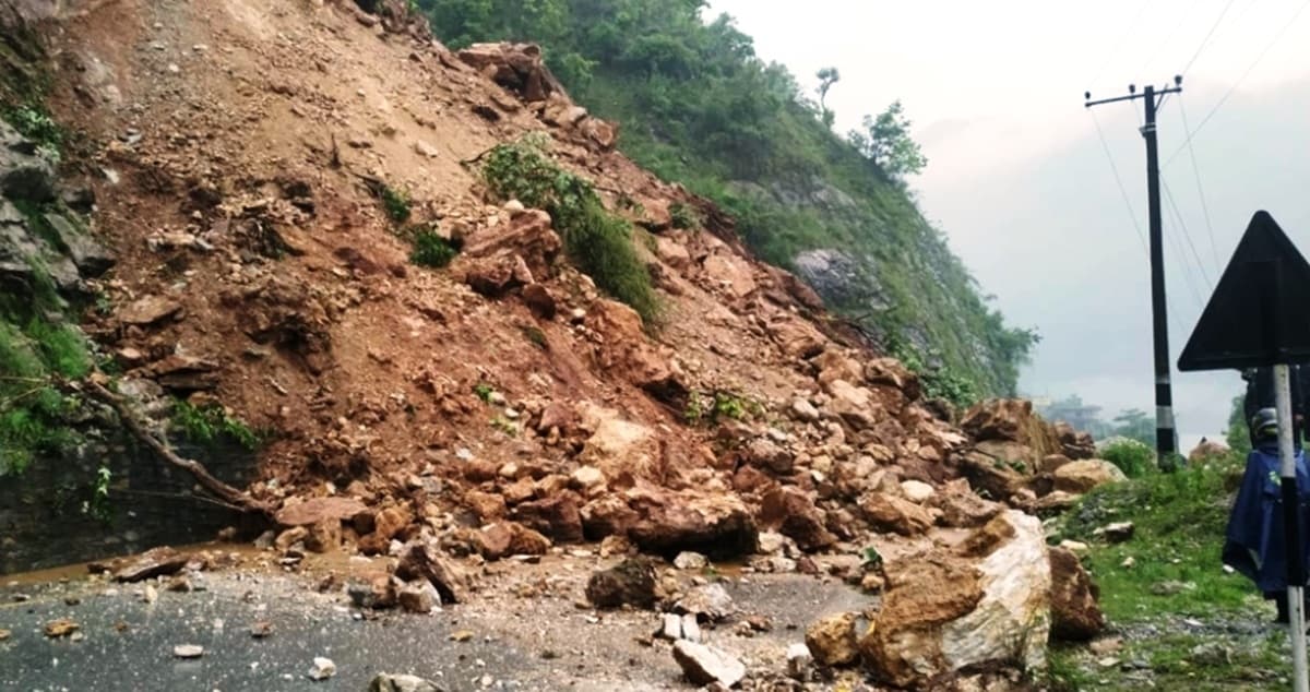 बाढीपहिरोले देशका विभिन्न सडक अवरुद्ध, यात्रामा सतर्कता अपनाउन आग्रह - Image 1