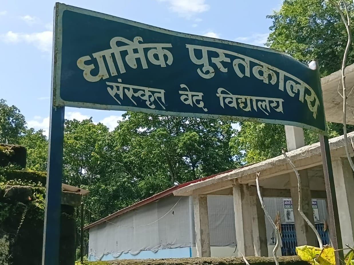 प्राचीन धर्मग्रन्थ संकलन गर्दै धार्मिक पुस्तकालय - Image 1