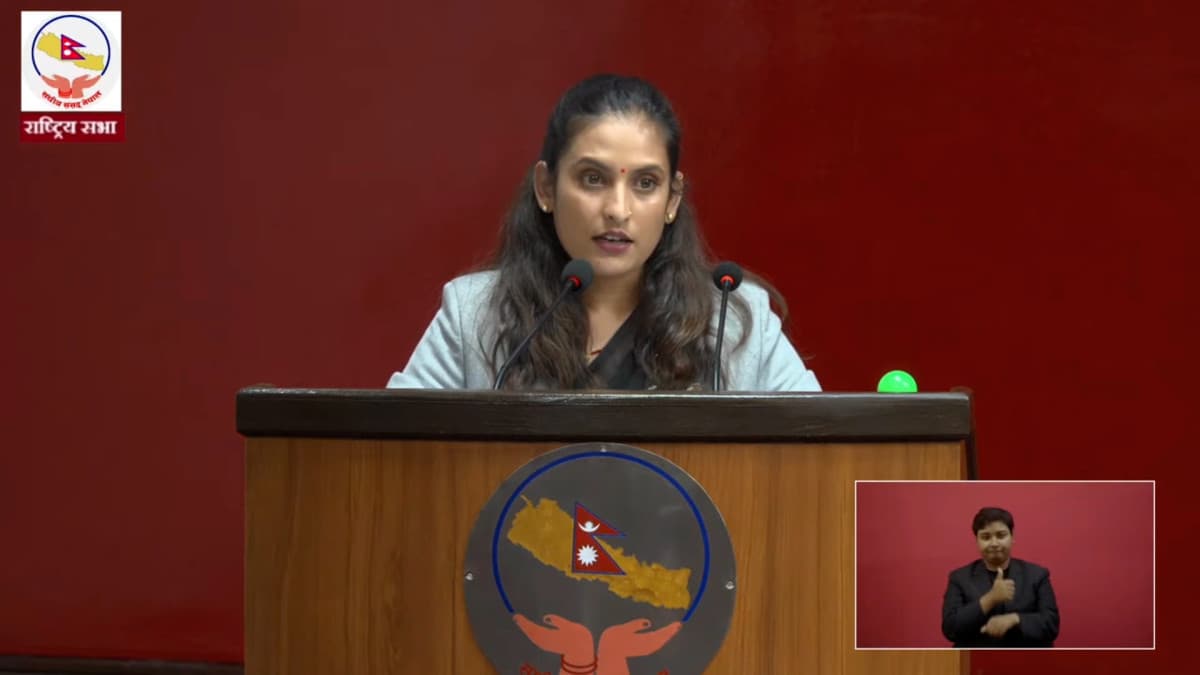 ब्लु बसबारे राष्ट्रिय सभामा मन्त्री वादीको जबाफ- महिला र पुरुषलाई अलग अलग यात्रा गराउन होइन - Image 1